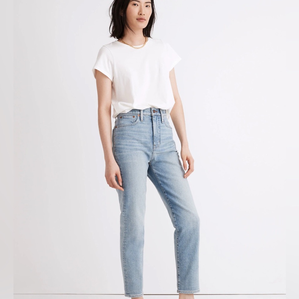 Madewell Women's Curvy Momjeans in Mayes light wash